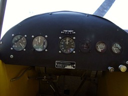800px-Piper_Cub_cockpit-w800-h600